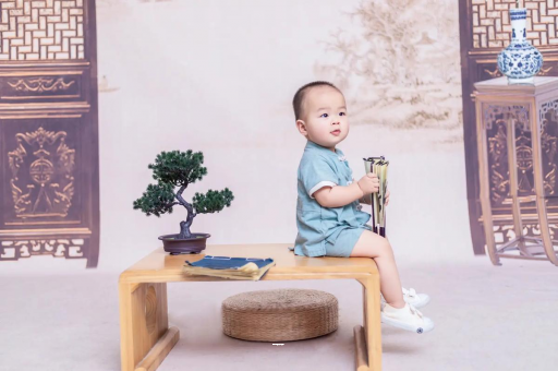 灯塔宝宝边吃奶边挣扎烦躁
